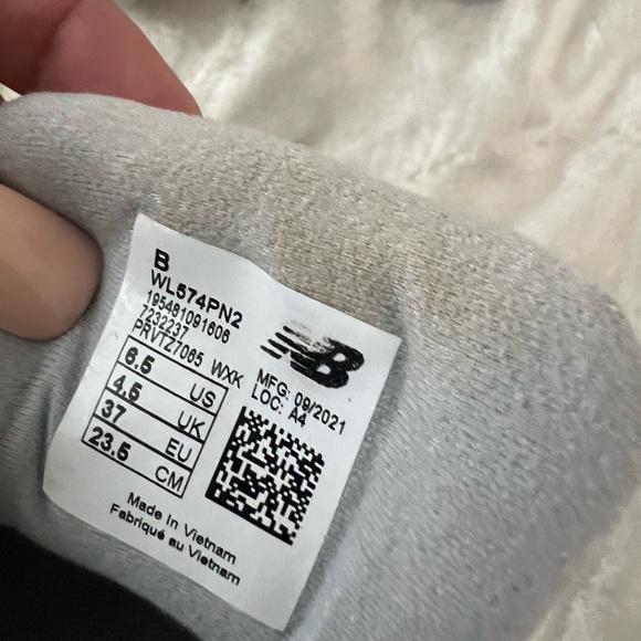 Silver New balance model 574 size 6.5 - Picture 8 of 8